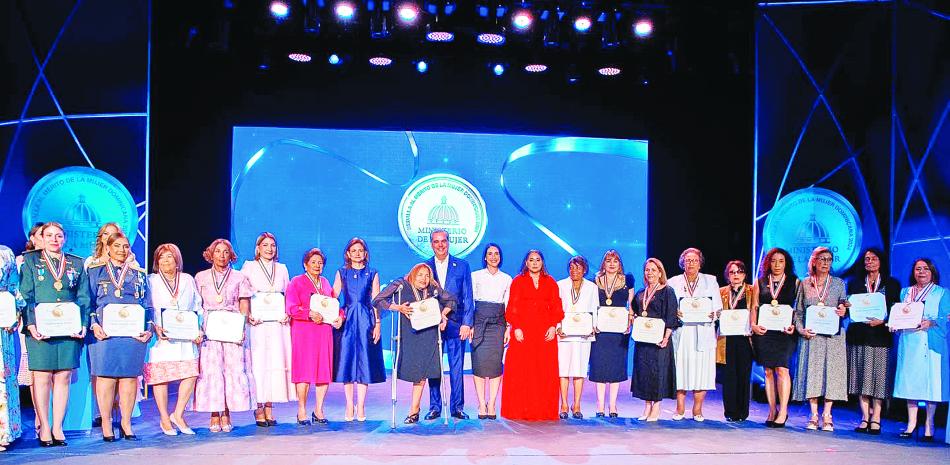 El presidente Luis Abinader entregó reconocimiento a 18 distinguidas mujeres dominicanas.