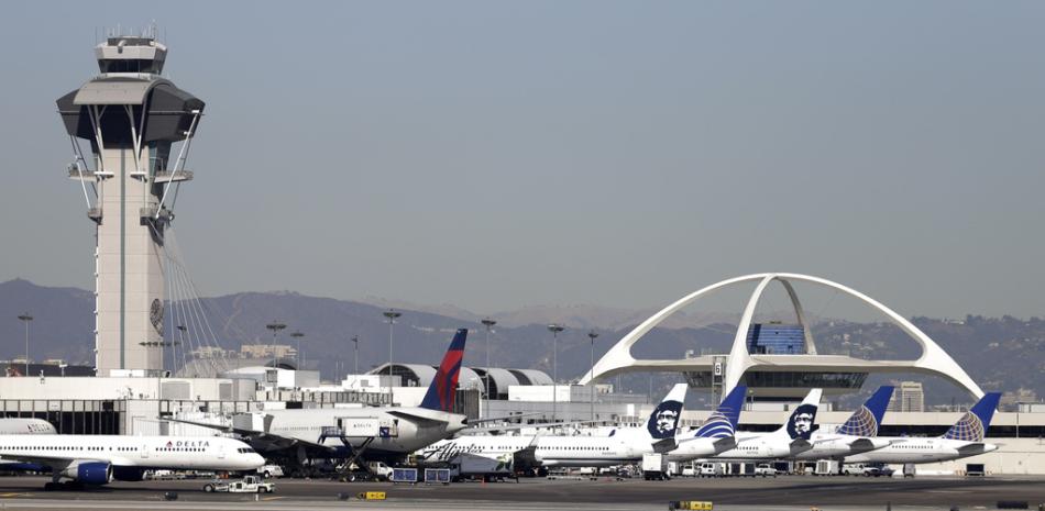 Varios aviones permanecen estacionados el viernes 1 de noviembre de 2013 en la terminal del Aeropuerto Internacional de Los Ángeles