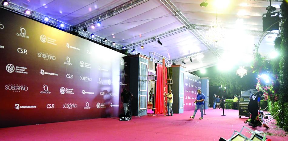 Una vista parcial de la alfombra roja de Premios Soberano 2024 la noche del lunes. La entrega 39 de Premios Soberano será este martes 12 de marzo en el Teatro Nacional.