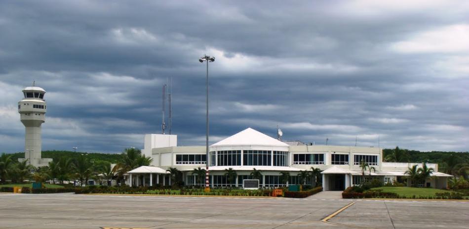 La resolución de la Junta de Aeronáutica Civil que dispuso el cierre del espacio aéreo para vuelos con Haití, dejó habilitado el aeropuerto La Isabela para casos excepcionales.