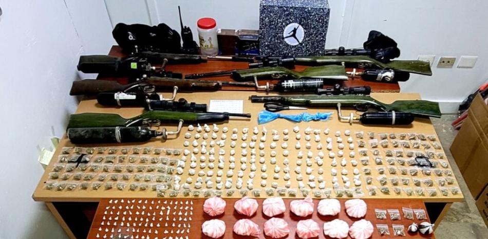 Policía Nacional ocupa varias porciones de drogas y armas en allanamientos simultáneos en Santiago