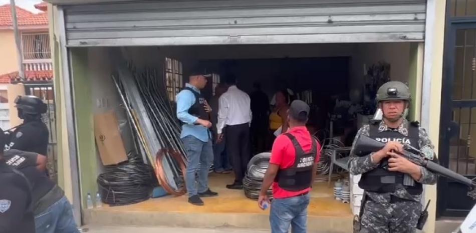 La Policía Nacional de Salcedo mantiene detenidas varias personas, incluyendo Elvis Santos, padre de unos de los menores fallecidos.