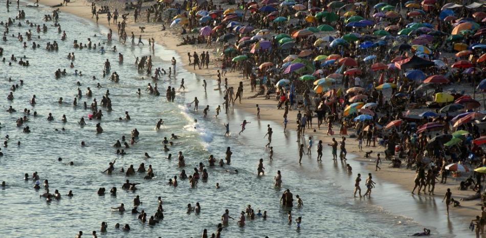 Vista aérea de personas disfrutando de la playa Recreio dos Bandeirantes en medio de una ola de calor en Río de Janeiro, Brasil, tomada el 17 de marzo de 2024.
