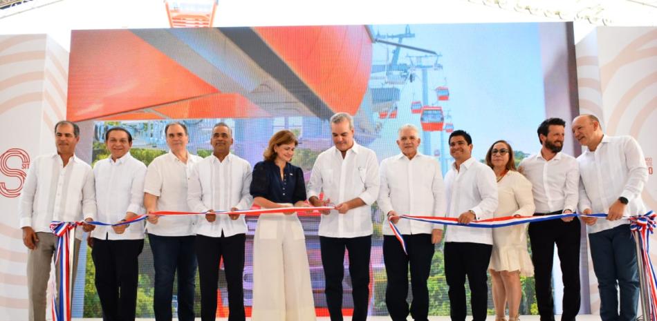 Abinader inaugura primera etapa del teleférico de Santiago