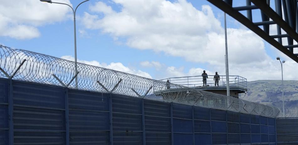 Militares hacen guardia en la prisión de Cotopaxi durante un tour organizado para la prensa por el Ejército en un intento de mostrar que han retomado el control en las cárceles, en Latacunga, Ecuador, el 22 de febrero de 2024.