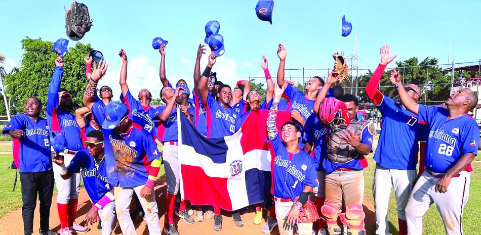 Integrantes del equipo dominicano se reúne y lanza sus gorras hacia arriba en el centro del montículo luego de su victoria 11 vueltas por 3 sobre Bahamas.