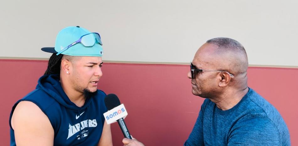 Daniel Reyes conversa con el lanzador Luis Castillo en un momento de los entrenamientos de los Marineros. El dominicano espera tener un gran año con Seattle