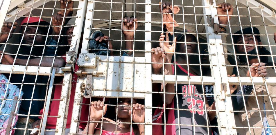 Ilegales haitianos a bordo de una unidad de Migración después de su arresto durante la ejecución de operativos en sectores de Santo Domingo.