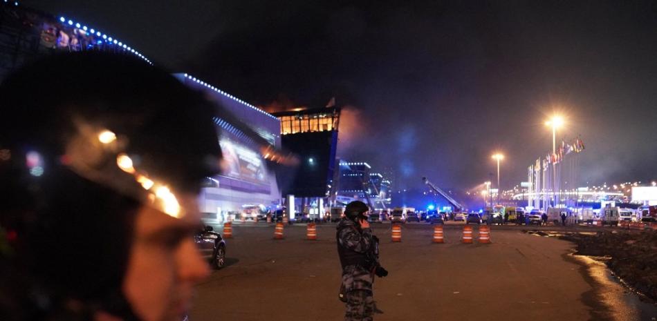 Agentes encargados de hacer cumplir la ley hacen guardia frente a la sala de conciertos Crocus City Hall tras el tiroteo en Krasnogorsk, en las afueras de Moscú, el 22 de marzo de 2024.