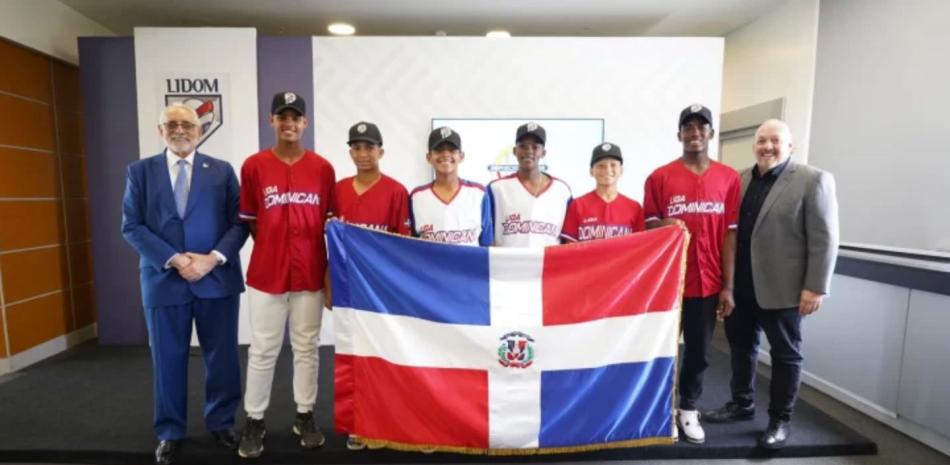 Vitelio Mejía, presidente de Lidom y Pavel Aguiló junto con varios de los niños que participarán en la Serie de Béisbol del Caribe Kids.