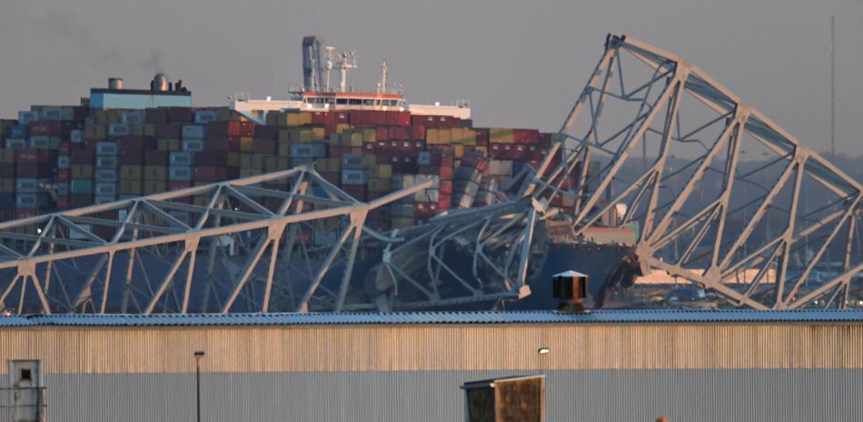 El carguero, de nombre Dali, bandera de Singapur y 948 pies de eslora (288,9 metros), se incendió tras la colisión con el puente de Baltimore, según fuentes de los bomberos y la policía.