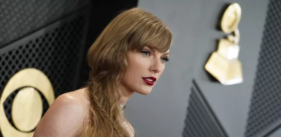 Taylor Swift llega a la 66a edición de los Premios Grammy el 4 de febrero de 2024, en Los Ángeles. Un fotógrafo le dijo a la policía que el padre de Taylor Swift le dio un puñetazo en la cara en el paseo marítimo de Sídney el martes 27 de febrero de 2024, horas después de que terminara la gira australiana de la estrella del pop. (Foto de Jordan Strauss/Invision/AP, Archivo)