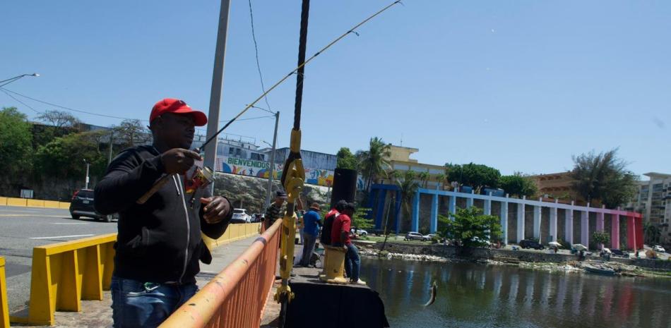 Pesca en el río Ozama en Santo Domingo Este