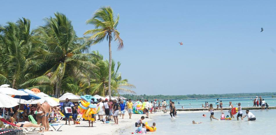 Niños y adultos se bañan en la Playa Boca Chica, en Santo Domingo.