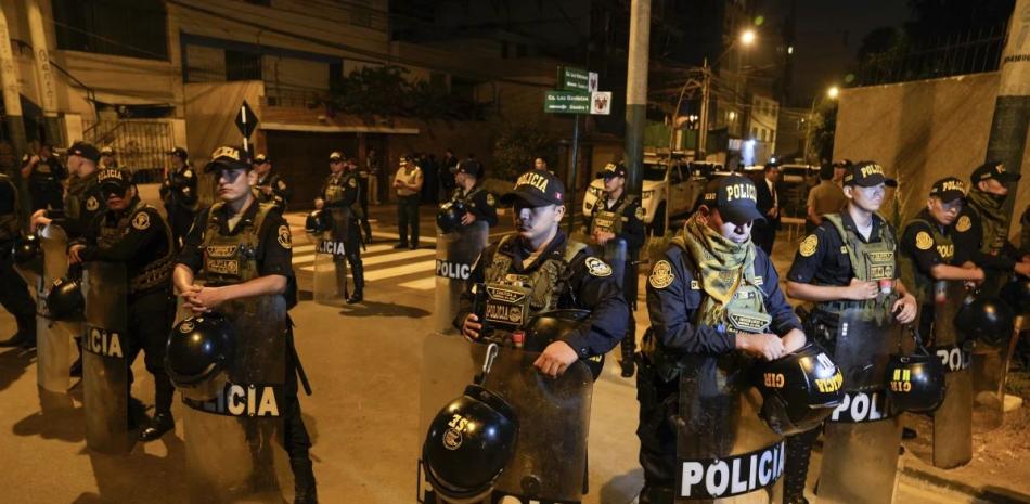La policía de Perú entró por la fuerza a la residencia de Boluarte