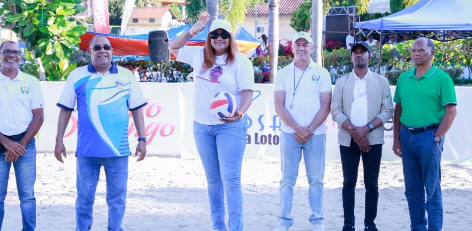 Cosiris Rodríguez, acompañada de Alexis Garcìa y Rubèn Darìo Cruz, entre otras personalidades, hace el saque de honor del torneo de voleibol de arena.