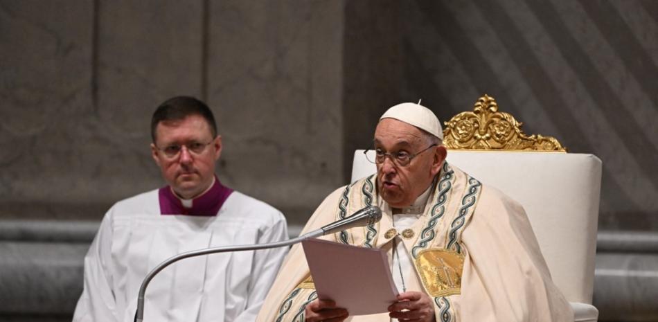 El Papa Francisco preside la vigilia pascual como parte de las celebraciones de la Semana Santa, en la Basílica de San Pedro en el Vaticano el 30 de marzo de 2024.