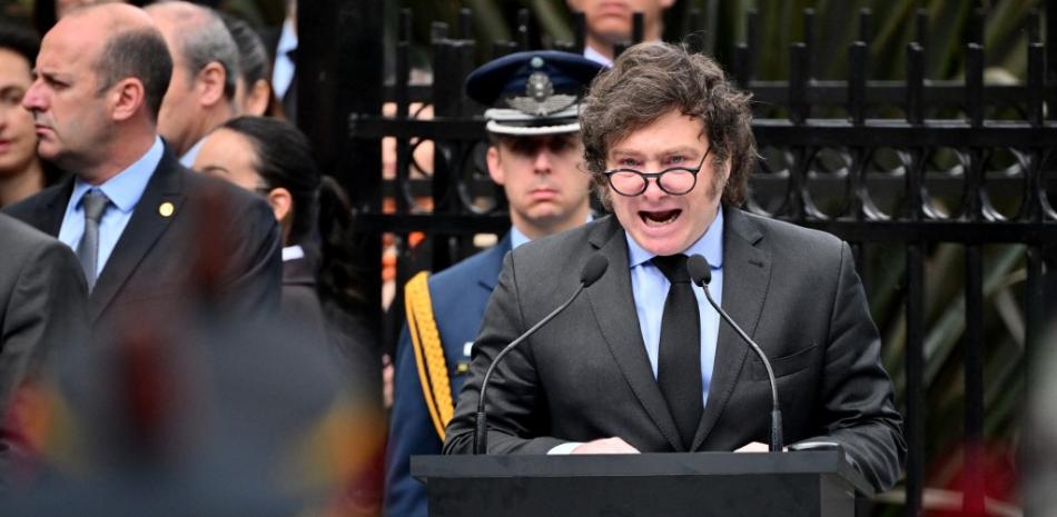 Javier Milei pronuncia un discurso durante una ceremonia para conmemorar el 42º aniversario de la guerra entre Argentina y el Reino Unido por las islas Malvinas