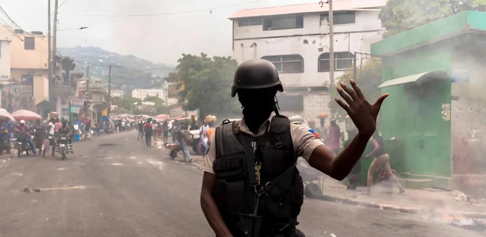 Mientras los partidos negocian, las pandillas que controlan la mayor parte de Puerto Príncipe imponen el terror.