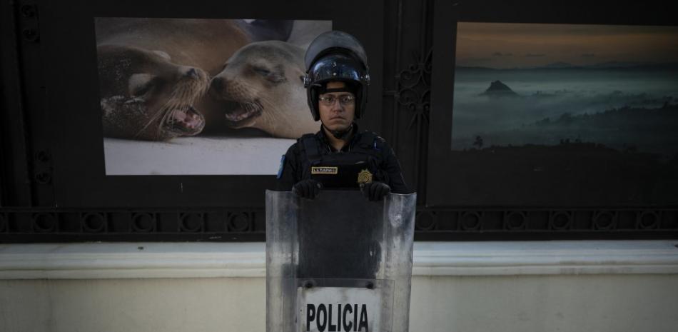 Un policía antidisturbios monta guardia frente a la embajada de Ecuador en Ciudad de México el 6 de abril de 2024, tras la ruptura de relaciones diplomáticas entre ambos países
