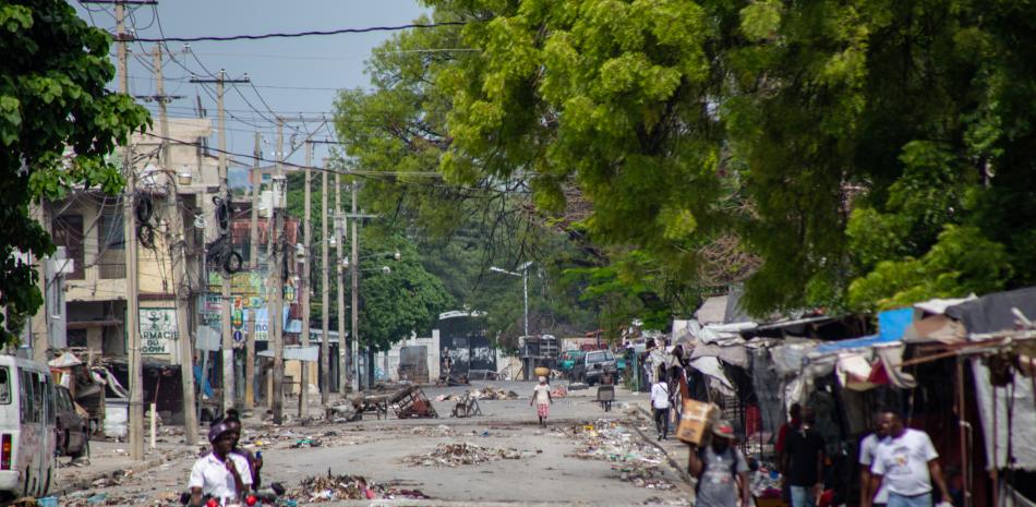PUERTO PRÍNCIPE (HAITÍ), 07/04/2024.- Habitantes circulan por el centro de la ciudad este domingo en Puerto Príncipe (Haití). La violencia parece dar un respiro este fin de semana a los haitianos, que aprovechan la aparente calma para abastecerse e intentar recuperar en lo posible su 'normalidad'. EFE/ Mentor David Lorens