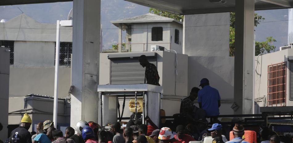 El sábado pasado decenas de haitianos buscan abastecerse en una estación de gas en Puerto Príncipe.