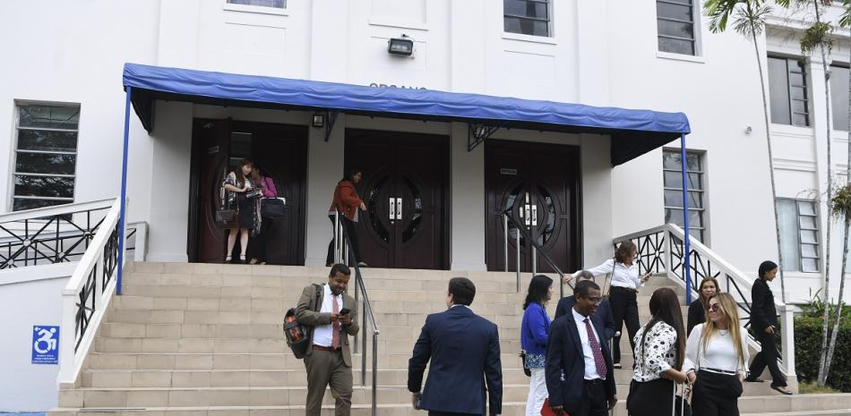 Abogados y funcionarios judiciales salen de la Suprema Corte en un receso del juicio por lavado de dinero de los Panamá Papers en Ciudad de Panamá, ayer.