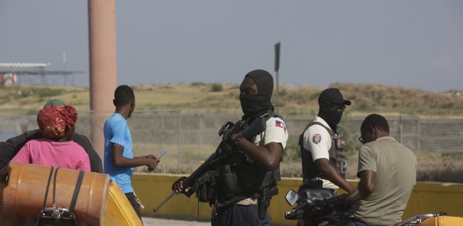 Un agente de la Policía Nacional de Haití vigila una intersección en Puerto Príncipe, Haití, el sábado 6 de abril de 2024.