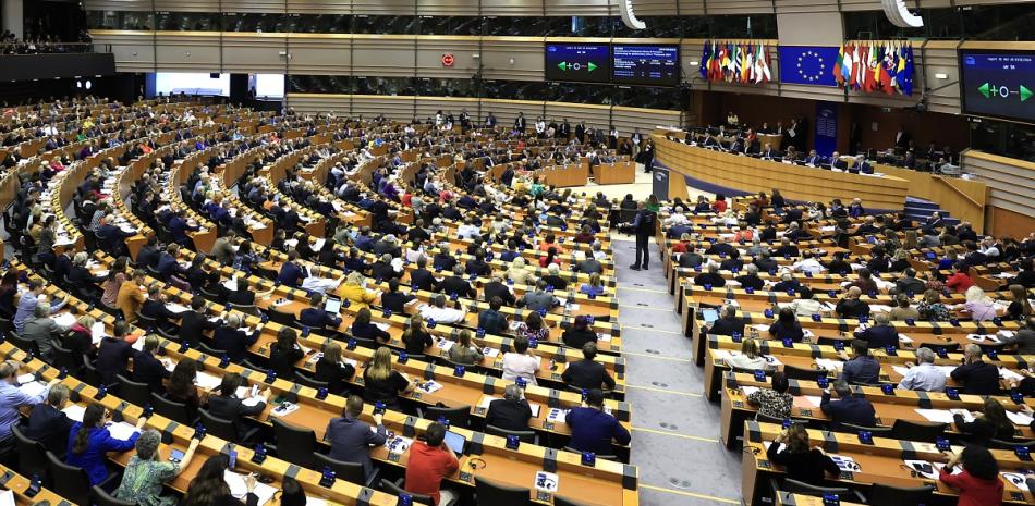 Miembros del Parlamento Europeo participan ayer en una serie de votaciones en una sesión plenaria del organismo en Bruselas.