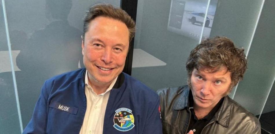 Esta imagen publicada por la presidencia argentina muestra al presidente de Argentina, Javier Milei (derecha), y al director ejecutivo de Tesla, Elon Musk (i), posando para una fotografía durante la visita de Milei a la fábrica de Tesla en Austin, Estados Unidos, el 12 de abril de 2024.
