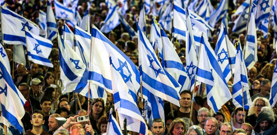 La gente se reúne con banderas israelíes
