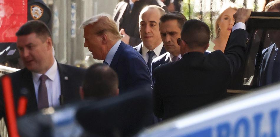 El expresidente estadounidense Donald Trump llega a la corte de Nueva York donde es enjuiciado por acusaciones de que suprimió noticias sobre escándalos sexuales.