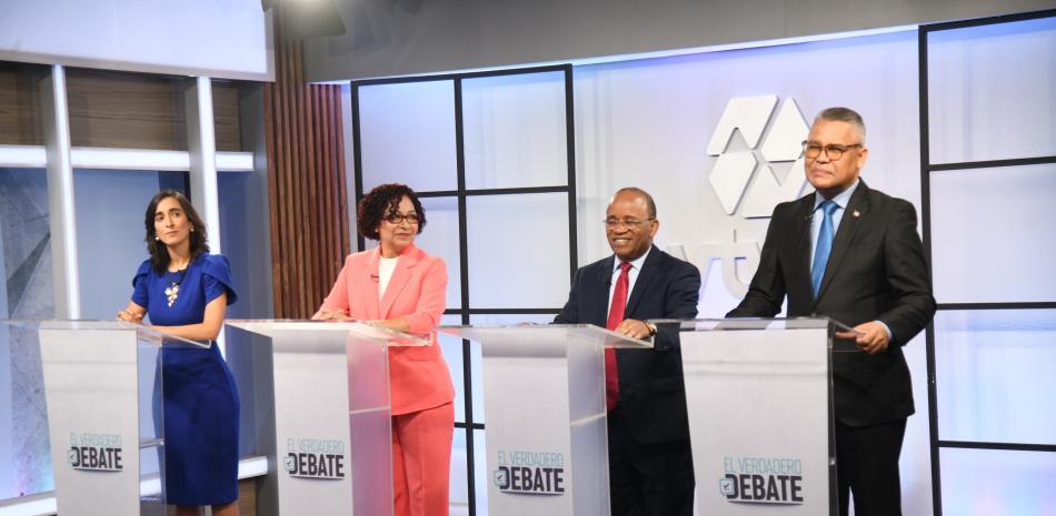 Los candidatos presidenciales Virginia Antares, María Teresa Cabrera, Fulgencio Severino y Carlos Peña al participar en "El Verdadero Debate".