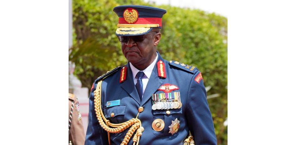 El jefe de las fuerzas militares de Kenia, el general Francis Ogolla, acude uniformado al Senado en Nairobi, Kenia, el 14 de noviembre de 2023