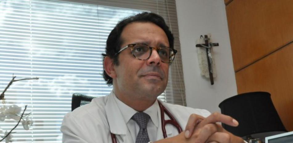 El cardiólogo Pedro Ureña mostró preocupación por condenas contra médicos.