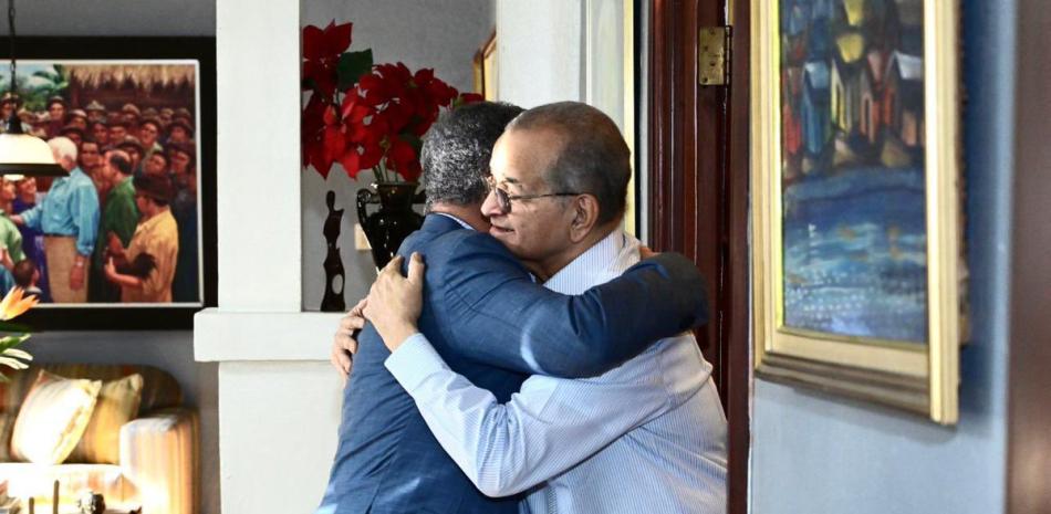 Franklin Almeyda Rancier y Leonel Fernández en un abrazo que recuerda su amistad y compañerismo político del Partido Fuerza del Pueblo.