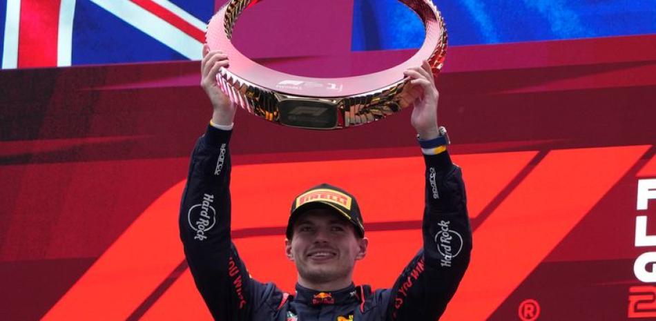 Max Verstappen levanta el trofeo obtenido tras la conquista este domingo del Gran Premio de China