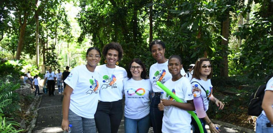 Decenas de padres y madres llegan la mañana de este domingo al Jardín Botánico para realizar la caminata “Dale color a mi vida 2024” encabezada por la Fundación Manos Unidas por Autismo.