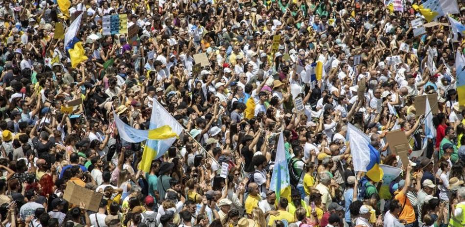 Manifestantes se reúnen durante una protesta masiva contra el exceso de turismo que afecta a la población local con viviendas inaccesibles, entre otras cosas, en Las Palmas de Gran Canaria, España, sábado 20 de abril de 2024. Las protestas tuvieron lugar este sábado en varias las Islas Canarias.