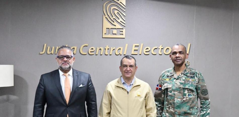 El presidente de la JCE junto al jefe del Polic[ia Militar Electoral y el titular de la procuraduría Especializada de Crímenes y Delitos Electorales