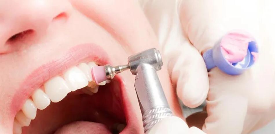 
        Instan a cuidar las encías para prevenir la pérdida de dientes y otros riesgos para la salud
    