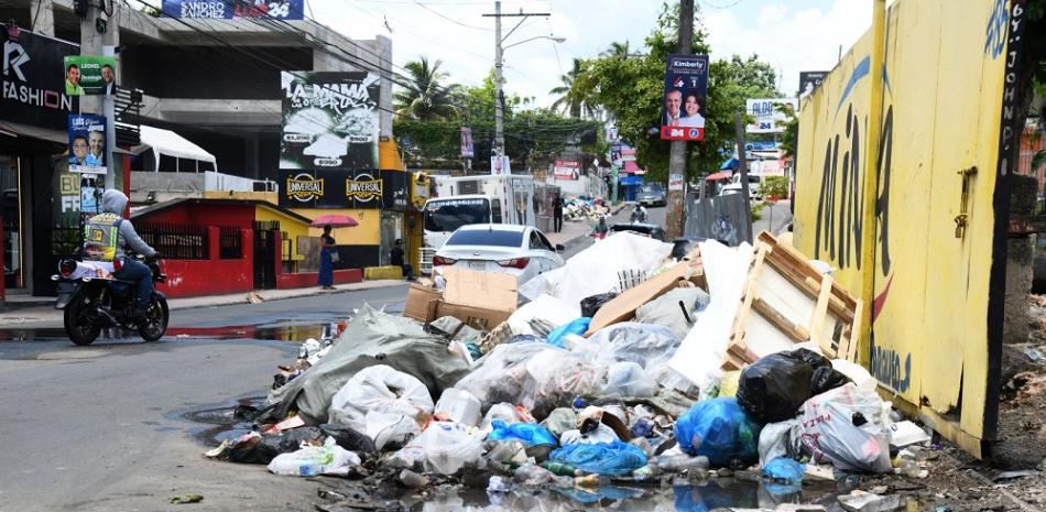 En Los Alcarrizos están inundados de basura y la alcaldía no hace nada