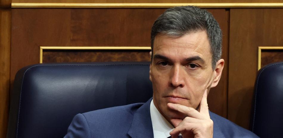 El primer ministro español, Pedro Sánchez, asiste a una sesión plenaria en la cámara baja del parlamento español, el Congreso de los Diputados, para votar un nuevo proyecto de ley de amnistía que exoneraría a las figuras sentenciadas o procesadas por su papel en el fallido intento de independencia de Cataluña en 2017, en Madrid el 14 de marzo de 2024.