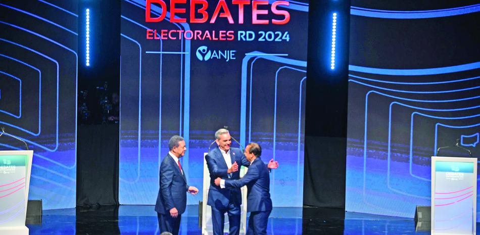 Luis Abinader, Abel Martínez y Leonel Fernández se despiden del debate de anoche con un abrazo.