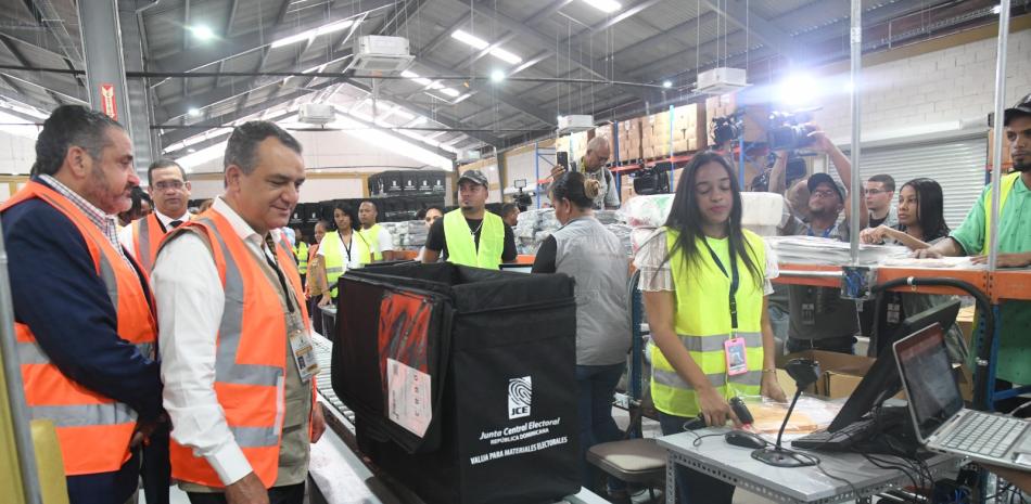 GARANTIZA SEGURIDAD: La JCE comienza a producir los kits electorales con las valijas que van al exterior