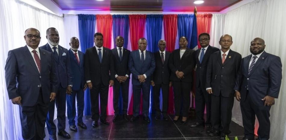 El primer ministro interino, Michel Patrick Boisvert, quinto desde la izquierda, posa para una fotografía grupal con miembros de un consejo de transición encargado de seleccionar un nuevo primer ministro y gabinete, en Puerto Príncipe, Haití / ap