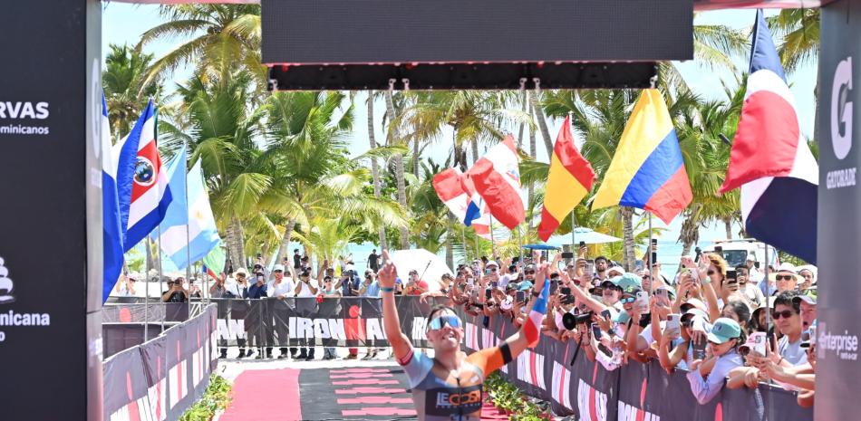Javier Figueroa cruza la meta en la primera posición durante la celebración del Ironman de Triatlón 70.3 , evento en el que participaron unos 1,200 competidores.