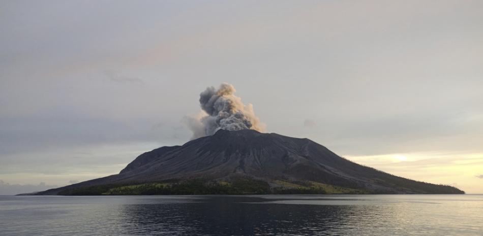 erupción del monte Ruang en la isla de Célebes
