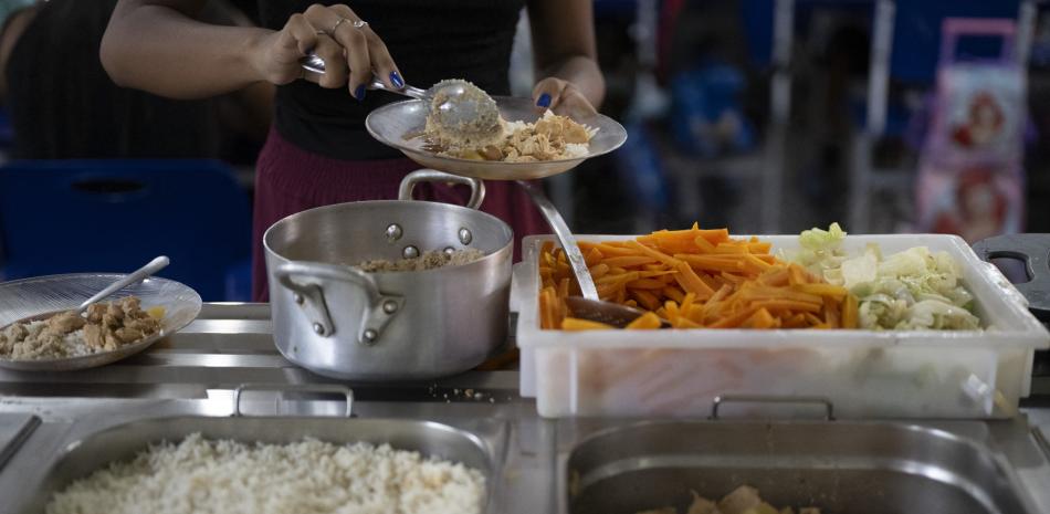 Casi un tercio de los niños en Brasil son obesos, una epidemia que los funcionarios de salud de la ciudad y los líderes comunitarios están tratando de abordar de maneras innovadoras, reclutar comedores escolares y llevar su mensaje de alimentación saludable a la calle.