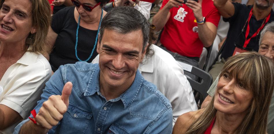 El presidente del gobierno español, Pedro Sánchez, se ve junto a su esposa, Begoña Gómez, durante un acto de cierre de campaña en Madrid, España, el viernes 21 de julio de 2023.